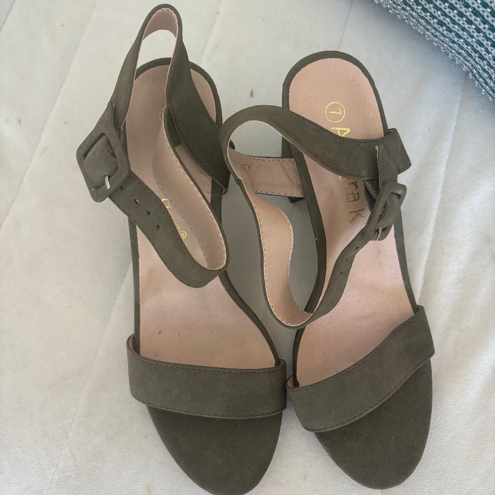 OLIVE GREEN SUEDE HEELED SANDALS  7.5/NEVER WORN